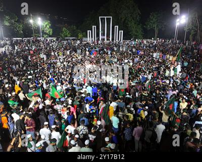 Dhaka, Wari, Bangladesh. 5 settembre 2024. I manifestanti inondano la bandiera nazionale del Bangladesh durante la marcia dei martiri, una manifestazione organizzata dagli studenti contro la discriminazione per celebrare un mese per l'estromissione dell'ex primo ministro Sheikh Hasina, a Dacca il 5 settembre 2024. L'ex Premier del Bangladesh Sheikh Hasina dovrebbe "tacere" mentre era in esilio in India fino a quando non viene portata a casa per il processo, il leader ad interim Muhammad Yunus ha detto ai media indiani il 5 settembre. Hasina, 76 anni, fuggì in India in elicottero un mese fa mentre i manifestanti marciavano sul suo palazzo in una drammatica fine al suo dominio pugnalato di ferro Foto Stock