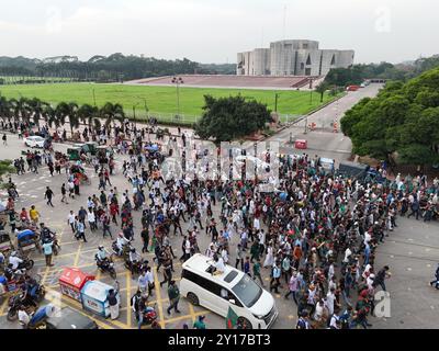 Dhaka, Wari, Bangladesh. 5 settembre 2024. I manifestanti inondano la bandiera nazionale del Bangladesh durante la marcia dei martiri, una manifestazione organizzata dagli studenti contro la discriminazione per celebrare un mese per l'estromissione dell'ex primo ministro Sheikh Hasina, a Dacca il 5 settembre 2024. L'ex Premier del Bangladesh Sheikh Hasina dovrebbe "tacere" mentre era in esilio in India fino a quando non viene portata a casa per il processo, il leader ad interim Muhammad Yunus ha detto ai media indiani il 5 settembre. Hasina, 76 anni, fuggì in India in elicottero un mese fa mentre i manifestanti marciavano sul suo palazzo in una drammatica fine al suo dominio pugnalato di ferro Foto Stock