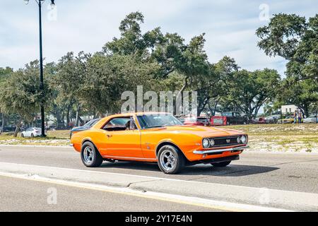 Gulfport, MS - 7 ottobre 2023: Vista grandangolare dell'angolo anteriore di una Chevrolet Camaro SS 350 Hardtop del 1967 in una mostra automobilistica locale. Foto Stock