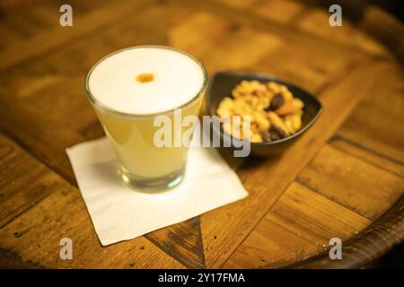 Pisco Sour su un tavolo di legno Foto Stock