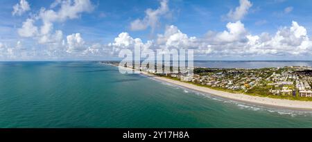 Ampia vista panoramica aerea di Cocoa Beach, Florida, Stati Uniti. 27 giugno 2022. Foto Stock