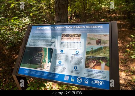 Corolla, Carolina del Nord - 1 settembre 2024: Firma per la foresta marittima presso la riserva Estuarine di Currituck Banks a Corolla, Carolina del Nord. Foto Stock