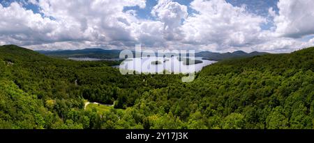 Ampia vista panoramica aerea di Blue Mountain, Adirondak, New York, Stati Uniti. 8 luglio 2022. Vista dal Blue Mountain Lake Museum Foto Stock