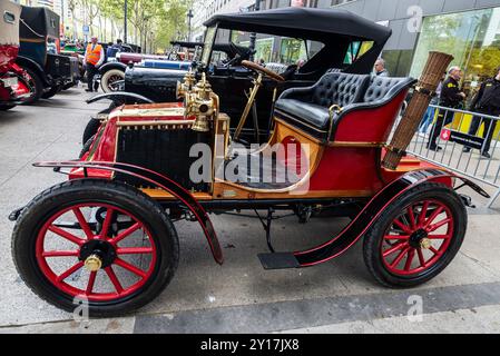 Barcellona, Spagna - 6 aprile 2024: Vecchia auto retrò degli anni '1920 del marchio Renault Freres Billancourt parcheggiata in una strada di Barcellona, Catalogna, Spa Foto Stock