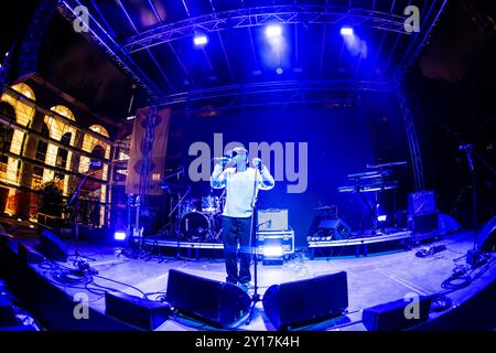 Milano Italia. 4 settembre 2024. Il cantautore inglese [KSR] si esibisce dal vivo sul palco della Triennale aprendo lo spettacolo di Curtis Harding. Foto Stock