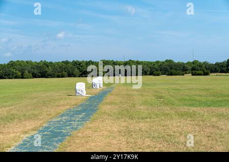 Percorso del primo volo con marcatori del punto di atterraggio degli aerei - Wright Brothers National Memorial Foto Stock