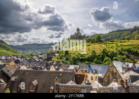 La città di Cochem sulla Mosella con il castello di Reichsburg sullo sfondo, Germania Foto Stock