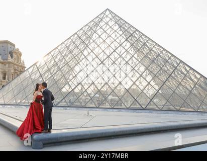 AMORE ALLA PIRAMIDE FEROCE DI PARIGI Foto Stock