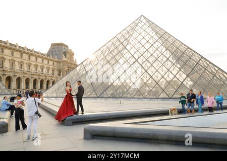 AMORE ALLA PIRAMIDE FEROCE DI PARIGI Foto Stock