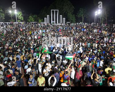 Marcia Shahidi a Dacca i manifestanti ondeggiano la bandiera nazionale del Bangladesh durante la marcia martiriana, una manifestazione organizzata dagli studenti contro la discriminazione per celebrare un mese per l'estromissione dell'ex primo ministro Sheikh Hasina, a Dacca il 5 settembre 2024. Il Premier deposto del Bangladesh Sheikh Hasina dovrebbe tacere mentre era in esilio in India fino a quando non viene portata a casa per il processo, il leader ad interim Muhammad Yunus ha detto ai media indiani il 5 settembre. Hasina, 76 anni, fuggì in India in elicottero un mese fa mentre i manifestanti marciavano sul suo palazzo in una drammatica fine al suo dominio pugno di ferro di 15 anni. Dhaka Dhaka Foto Stock