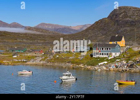 Nanortalik, Groenlandia - 27 agosto 2024: Piccole imbarcazioni ormeggiate in una baia nella città di Nanortalik, nel sud della Groenlandia Foto Stock