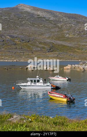 Nanortalik, Groenlandia - 27 agosto 2024: Piccole imbarcazioni ormeggiate in una baia nella città di Nanortalik, nel sud della Groenlandia Foto Stock