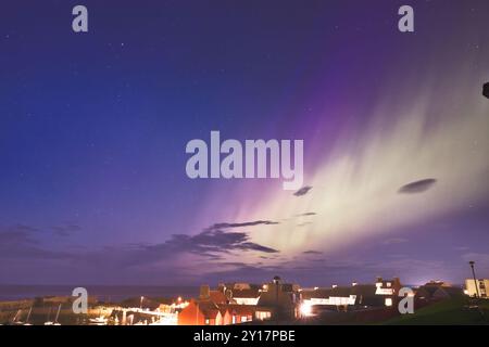 Aurora Boreale sulla città costiera di notte a North Berwick, Scozia Foto Stock