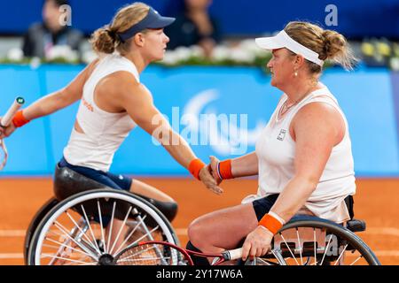 Parigi, Francia. 5 settembre 2024. PARIGI, FRANCIA - 5 SETTEMBRE: Diede de Groot dei Paesi Bassi interagisce con Aniek van Koot dei Paesi Bassi mentre gareggia nella finale del doppio femminile durante il giorno 8 del Wheelchair Tennis - Paris 2024 Summer Paralympic Games al Roland Garros il 5 settembre 2024 a Parigi, Francia. (Foto di Joris Verwijst/Agenzia BSR) credito: Agenzia BSR/Alamy Live News Foto Stock