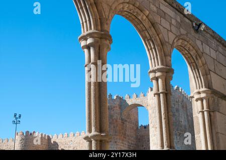 Parete della città dal porticato della chiesa di San Vicente. Avila, Castilla Leon, Spagna. Foto Stock