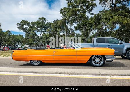 Gulfport, MS - 7 ottobre 2023: Vista laterale grandangolare di una Cadillac DeVille Convertible 1964 in una mostra di auto locale. Foto Stock