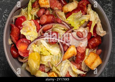 Insalata bavarese di salsicce affumicate con fagioli Foto Stock