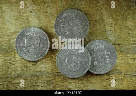 Monete a mezza corona di valuta pre-decimale, sterline, scellini e pence Foto Stock