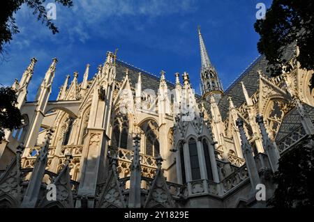 La Votivkirche (chiesa votiva) sulla Ringstraße (tangenziale) di Vienna fu dedicata nel 1879. Foto Stock