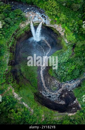 Vista aerea dall'alto della cascata Coban Sriti, della cascata Indonesia a Malang, Giava Est, Indonesia Foto Stock