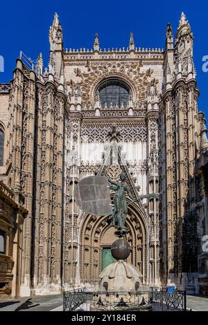 Siviglia, Spagna. 17 gennaio 2015. Copia la statua di El Giraldillo e Puerta del Principe o San Cristóbal in stile neogotico della cattedrale di Santa Mari Foto Stock