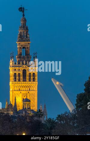 Splendida vista notturna di la Giralda e dell'albero del ponte Alamillo a Siviglia, Spagna, scattata con un teleobiettivo. L'architettura iconica è bellissima Foto Stock