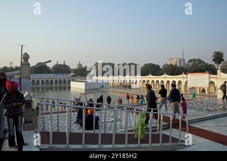 Giardini e piscina, Gurdwara Bangla Sahib, Sikh Temple, Delhi, India. Gurdwara Bangla Sahib è una delle più importanti gurdwara Sikh, o casa Sikh Foto Stock