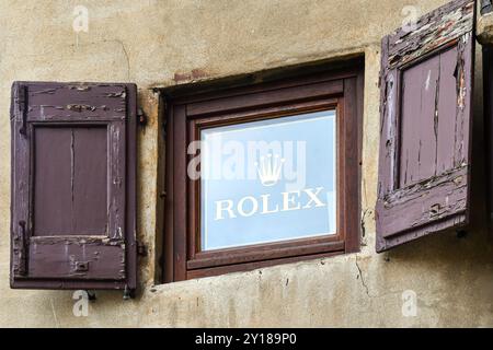 Dettaglio di una finestra con il logo del marchio di orologi di lusso Rolex all'esterno di una gioielleria sul ponte medievale di Ponte Vecchio, Firenze, Italia Foto Stock