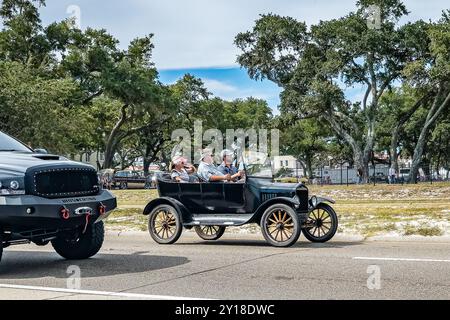 Gulfport, MS - 7 ottobre 2023: Vista grandangolare dell'angolo anteriore di una Ford Model T Touring del 1923 in una mostra automobilistica locale. Foto Stock