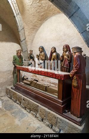 Muratura in legno policromo a grandezza naturale presso Eglise Saint-Roch ad Aubazat, alta Loira, Haut Allier, Auvergne-Rodano-Alpi, Francia Foto Stock