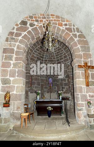 Vista interna del coro della chiesa di Saint-Roch ad Aubazat, alta Loira, Alvernia-Rodano-Alpes, Francia Foto Stock