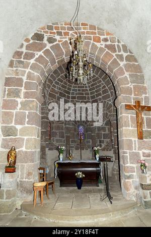 Vista interna del coro della chiesa di Saint-Roch ad Aubazat, Haute-Loire, Alvernia-Rodano-Alpi, Francia Foto Stock