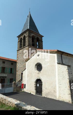 Chiesa di Saint-Roch sotto un cielo azzurro e limpido ad Aubazat, alta Loira, Alvernia-Rodano-Alpes, Francia Foto Stock