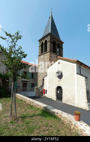 Chiesa di Saint-Roch sotto un cielo azzurro e limpido ad Aubazat, alta Loira, Alvernia-Rodano-Alpes, Francia Foto Stock