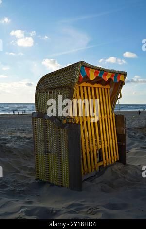 Egmond aan Zee, Paesi Bassi. 20 agosto 2018. Sedie a sdraio vuote sulla spiaggia del Mare del Nord Foto Stock