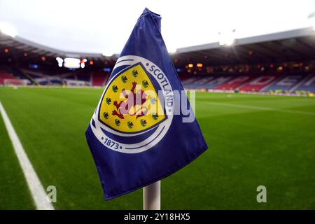 Una vista generale di una bandiera d'angolo firmata SFA presso Hampden Park, Glasgow. Data foto: Giovedì 5 settembre 2024. Foto Stock