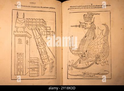 Torino, Italia - 30 aprile 2024. Antico libro De Re militari di Roberto Valturio, 1483. Compendio di teorie militari dell'antichità. Foto Stock