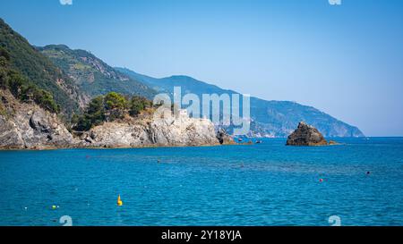 Splendida immagine panoramica della costa rocciosa e del mare ligure nel Parco Nazionale delle cinque Terre, Italia Foto Stock