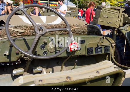 Poissy, Francia 09.01.2024 l'interno di una jeep americana Willys MB con una tazza vintage Coca Cola. 80 anni dalla liberazione di Poissy Foto Stock