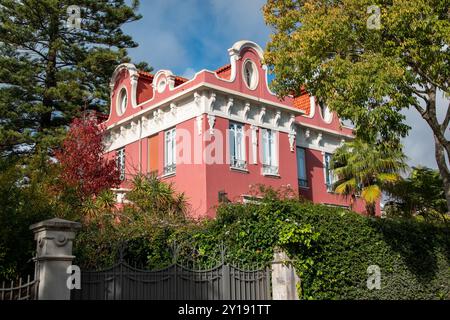 Facciata colorata di una vecchia casa nel centro di Atene, Grecia Foto Stock