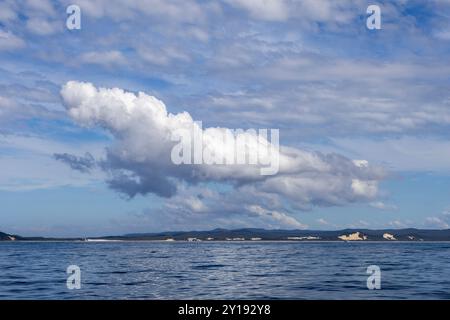 Spettacolare e scenografico cielo nuvoloso sull'isola di Moreton sulla costa orientale dell'Australia Foto Stock