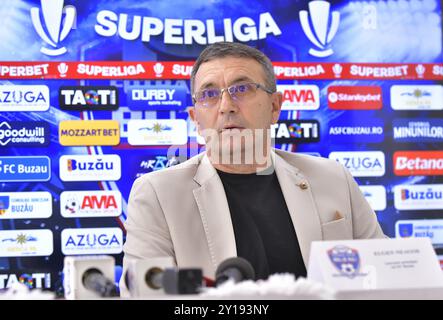 Cristian Ceauşel, direttore del vicepreşedinte Comitet – COME FC Buzău si Eugen Neagoe noul antrenor COME FC Buzau Foto Stock