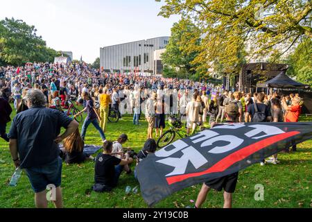 Proteste gegen einen s.g. Bürgerdialog der AfD in der Philharmonie in Essen, Die MitarbeiterInnen der Essener Theater und Philharmonie haben dazu aufgerufen, ca. 3000 Menschen demonstrierten im Stadtpark, zwischen Aalto Theater und Philharmonie gegen die Veranstaltung, Die Polizei riegelte den Veranstaltungsort ab circa 3000 persone si esibirono nel parco cittadino, tra il Teatro Aalto e la Philharmonie Foto Stock