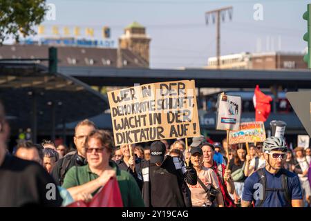 Proteste gegen einen s.g. Bürgerdialog der AfD in der Philharmonie in Essen, Die MitarbeiterInnen der Essener Theater und Philharmonie haben dazu aufgerufen, ca. 3000 Menschen demonstrierten im Stadtpark, zwischen Aalto Theater und Philharmonie gegen die Veranstaltung, Die Polizei riegelte den Veranstaltungsort ab circa 3000 persone si esibirono nel parco cittadino, tra il Teatro Aalto e la Philharmonie Foto Stock