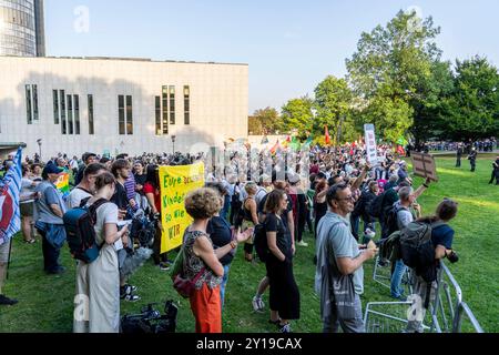 Proteste gegen einen s.g. Bürgerdialog der AfD in der Philharmonie in Essen, Die MitarbeiterInnen der Essener Theater und Philharmonie haben dazu aufgerufen, ca. 3000 Menschen demonstrierten im Stadtpark, zwischen Aalto Theater und Philharmonie gegen die Veranstaltung, Die Polizei riegelte den Veranstaltungsort ab circa 3000 persone si esibirono nel parco cittadino, tra il Teatro Aalto e la Philharmonie Foto Stock