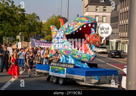 Proteste gegen einen s.g. Bürgerdialog der AfD in der Philharmonie in Essen, Die MitarbeiterInnen der Essener Theater und Philharmonie haben dazu aufgerufen, ca. 3000 Menschen demonstrierten im Stadtpark, zwischen Aalto Theater und Philharmonie gegen die Veranstaltung, Die Polizei riegelte den Veranstaltungsort ab circa 3000 persone si esibirono nel parco cittadino, tra il Teatro Aalto e la Philharmonie Foto Stock