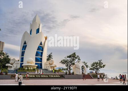 La famosa attrazione turistica è la Thap tram Huong Tower, la Lotus Tower sulla piazza centrale della città di Nha Trang in giornata. Nha Trang, Vietnam - 31 luglio 2024 Foto Stock