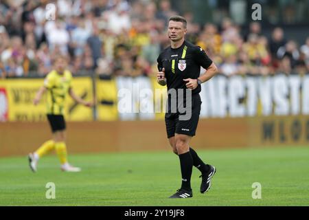 Cracovia, Polonia. 1 settembre 2024. L'arbitro polacco Tomasz Wajda visto in azione durante la partita di calcio polacca Betclic 2 League 2024/2025 tra Wieczysta Cracovia e Pogon Grodzisk Mazowiecki allo stadio Wieczysta. Punteggio finale; Wieczysta Krakow 1:1 Pogon Grodzisk Mazowiecki. (Foto di Grzegorz Wajda/SOPA Images/Sipa USA) credito: SIPA USA/Alamy Live News Foto Stock