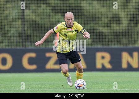 Cracovia, Polonia. 1 settembre 2024. Michal Pazdan di Wieczysta Cracovia visto in azione durante la partita di calcio polacca Betclic 2 League 2024/2025 tra Wieczysta Cracovia e Pogon Grodzisk Mazowiecki allo stadio Wieczysta. Punteggio finale; Wieczysta Krakow 1:1 Pogon Grodzisk Mazowiecki. (Foto di Grzegorz Wajda/SOPA Images/Sipa USA) credito: SIPA USA/Alamy Live News Foto Stock