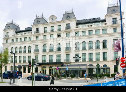 Donna alla finestra del Gran Hotel Sardinero in attesa che i ciclisti che gareggiano nella Vuelta de Espana passino Santander Cantabria Spagna Europa Foto Stock